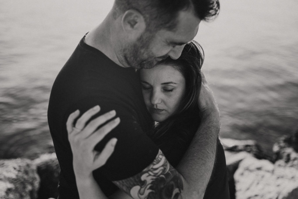 seance photo couple plage nice - photographe couple antibes - seance photo engagement - reportage photo mariage antibes - lucie allard photographe