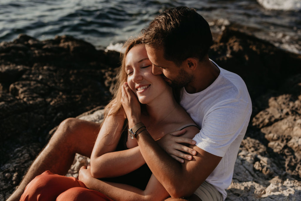 seance photo couple plage nice - photographe couple antibes - seance photo engagement - reportage photo mariage antibes - lucie allard photographe