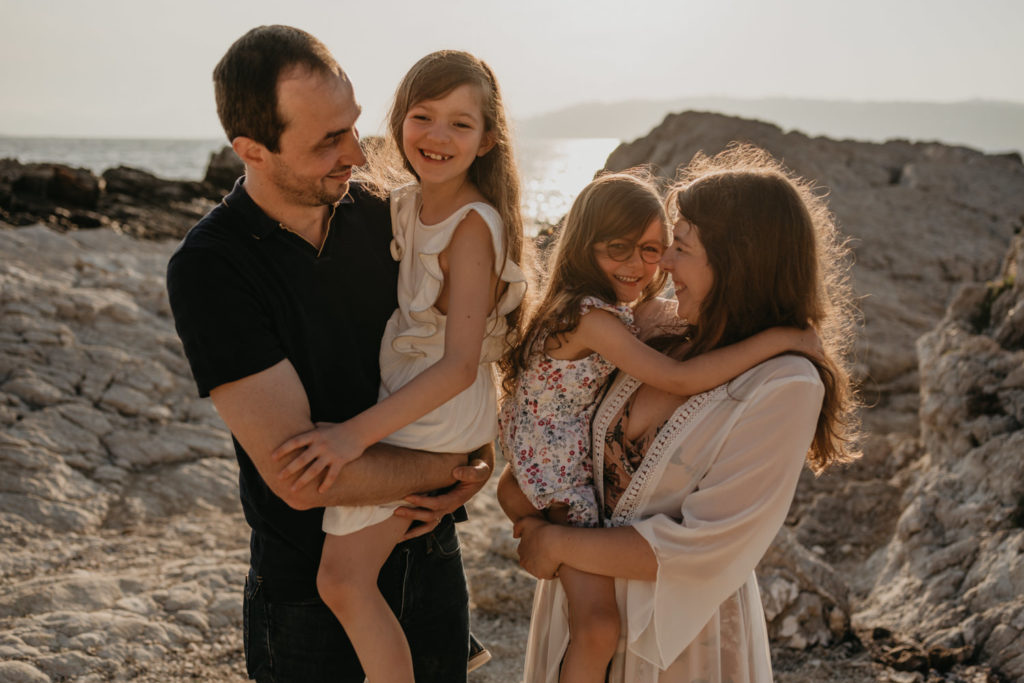 seance famille plage antibes - seance photo famille lifestyle nice - photographe lifestyle famille nice cote d azur - lucie allard photographe