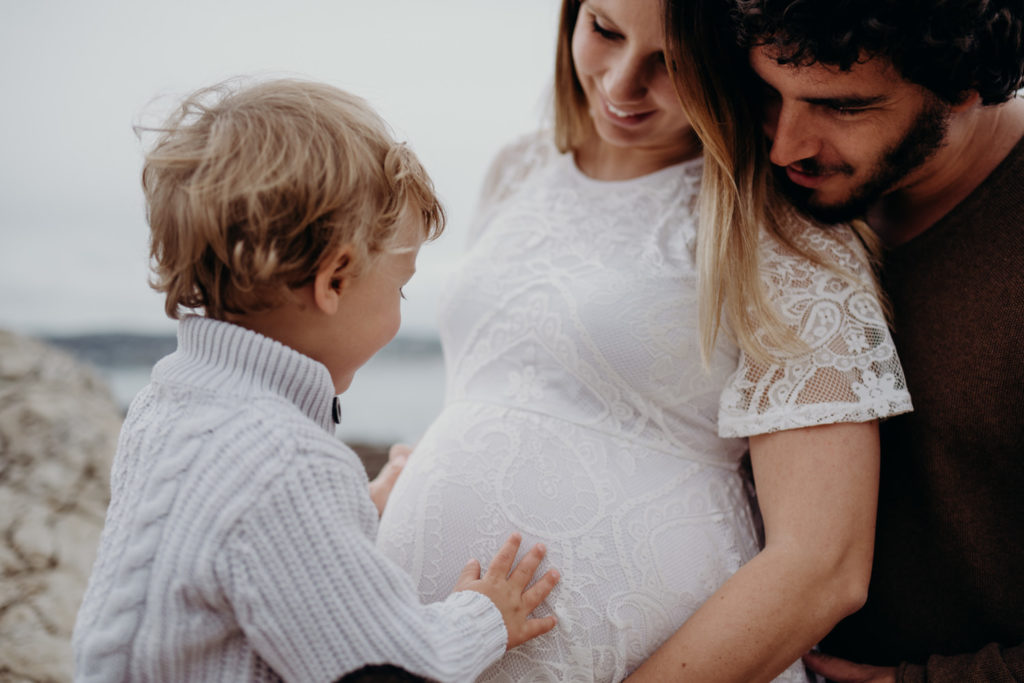 seance photo grossesse plage nice - seance grossesse en exterieur cote d azur - photographe lifestyle grossesse antibes - lucie allardPhotographe Grossesse Naissance Famille Nice Antibes Lucie Allard Photography