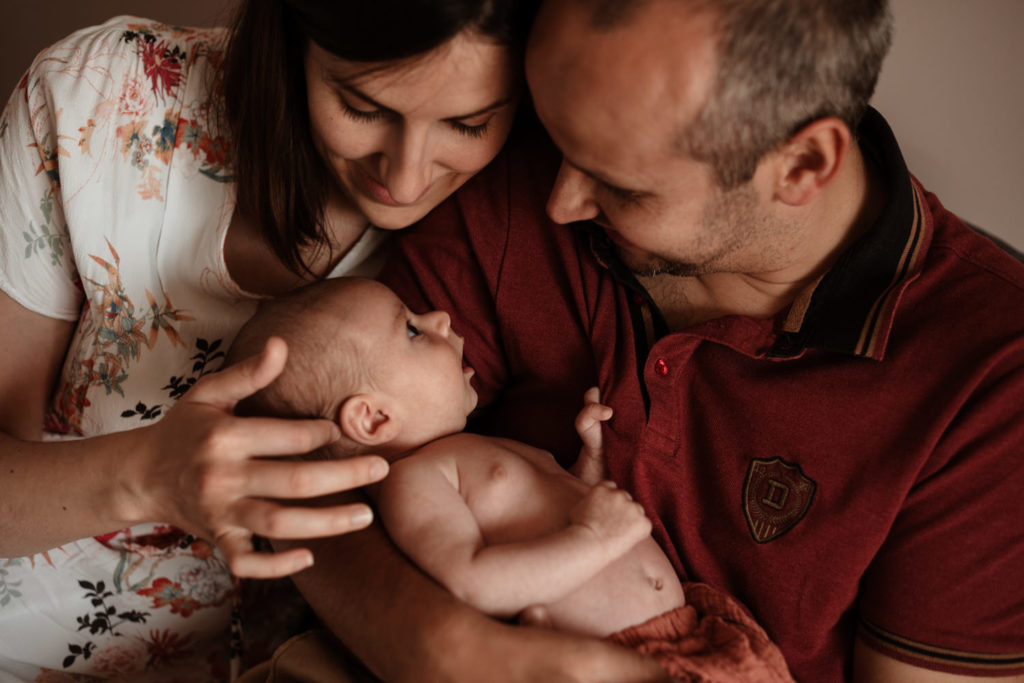 photographe nouveau né domicile french riviera - photographe lifestyle famille nice - reportage photo bébé a la maison - lucie allard photographe