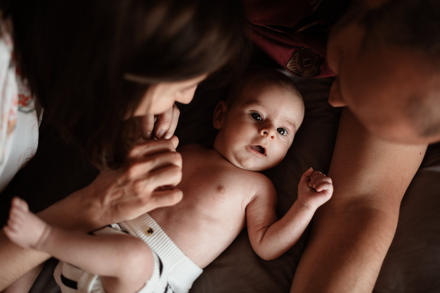 seance photo nouveau ne a domicile nice - photographe lifestyle nouveau né cote d azur - portrait de maman et bébé - lucie allard photographe-5